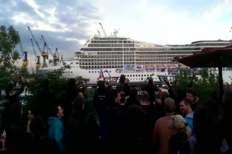Bateau de croisière joue Seven Nation Army avec ses sirènes