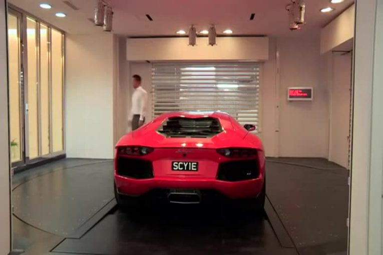 Garer votre lamborghini dans le salon de votre appartement