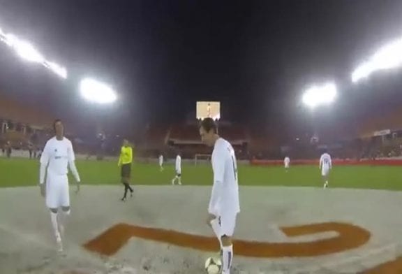 Joueur professionnel de football porte une GoPro durant un match