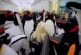 Gens en costume de pingouin envahissent le métro russe