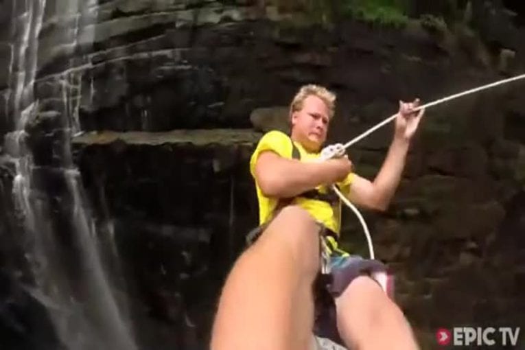 Sauter à la corde au dessus des chutes de Magwa