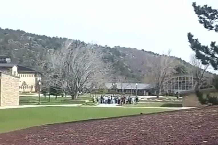 Collégiens surpris en train de fumer sous un parachute