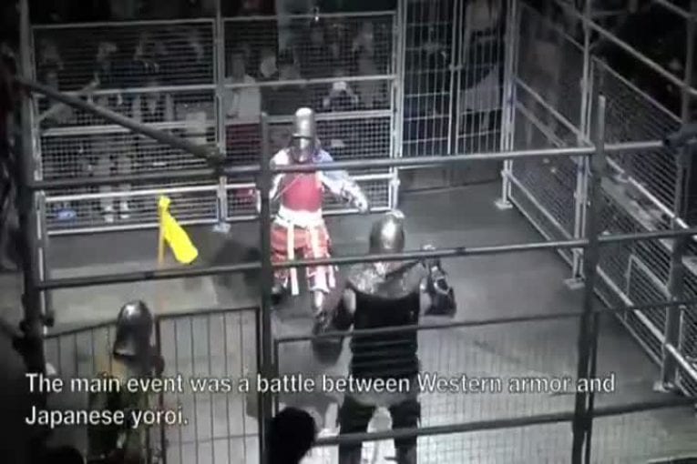Bataille entre un chevalier en armure et un samouraïs