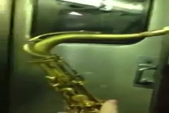 Combat de saxophone dans le métro NYC