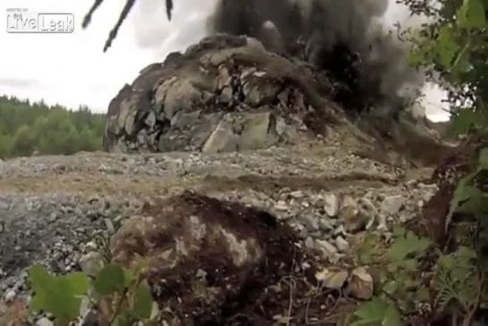 Explosion d’un énorme rocher