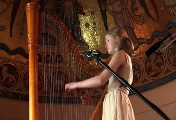 Musicienne joue Alléluia sur une harpe