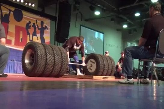 Homme soulève 500 kg