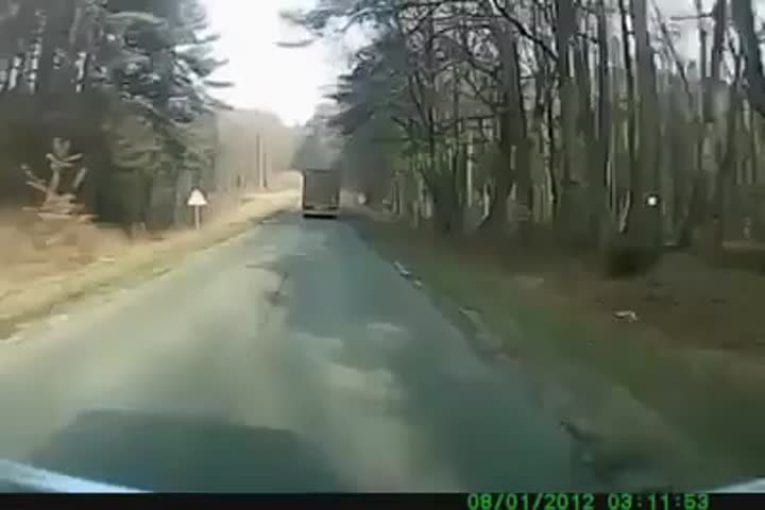 Camion qui double un tracteur