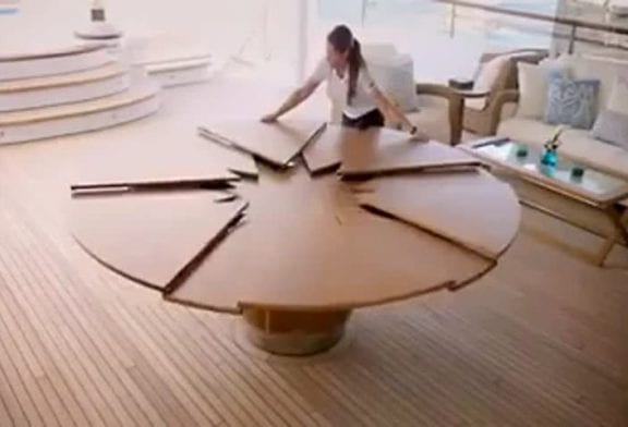 Une table ingénieuse pour bateau