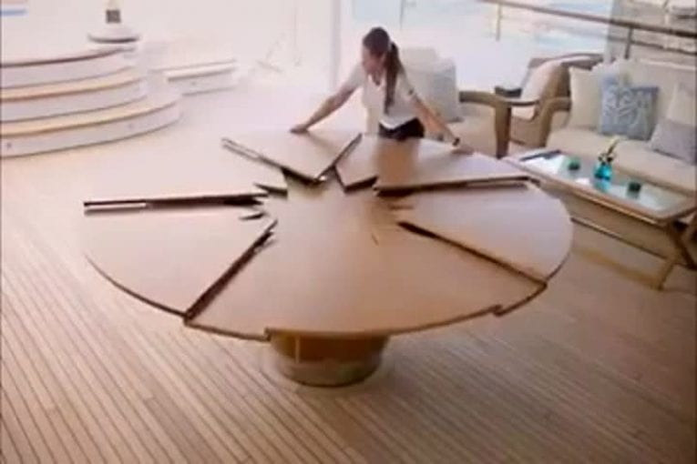 Une table ingénieuse pour bateau