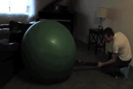 Homme rentre dans un ballon