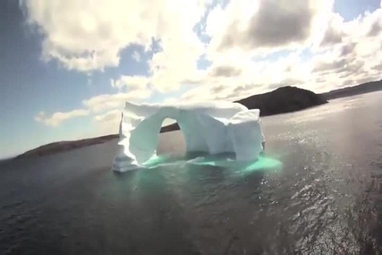 Voler à travers un iceberg