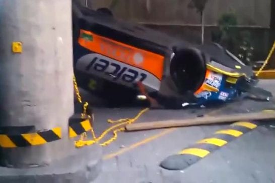 Voiture de course chute de 10 mètres de haut