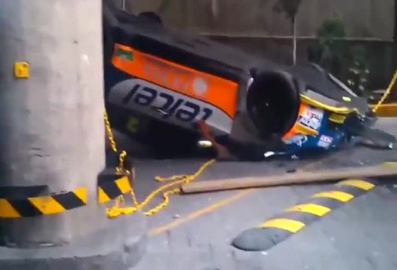 Voiture de course chute de 10 mètres de haut