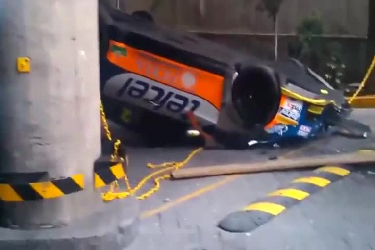 Voiture de course chute de 10 mètres de haut