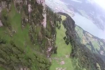 Incroyable vol au ras du sol en wingsuit