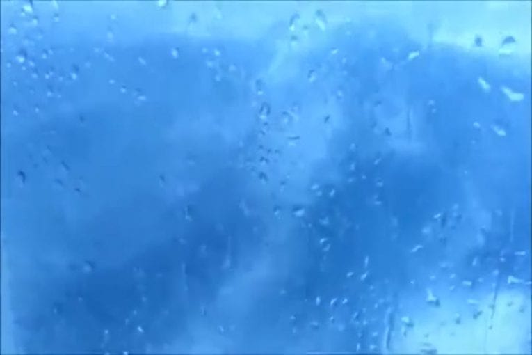 Les vagues de l’océan font bouger le salon d’un bateau