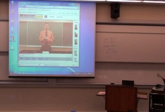 Prof de math fait une farce en vidéoconférence