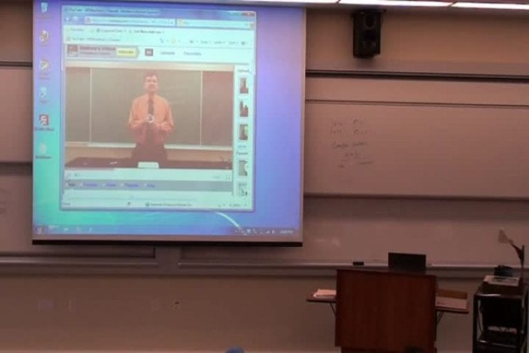 Prof de math fait une farce en vidéoconférence
