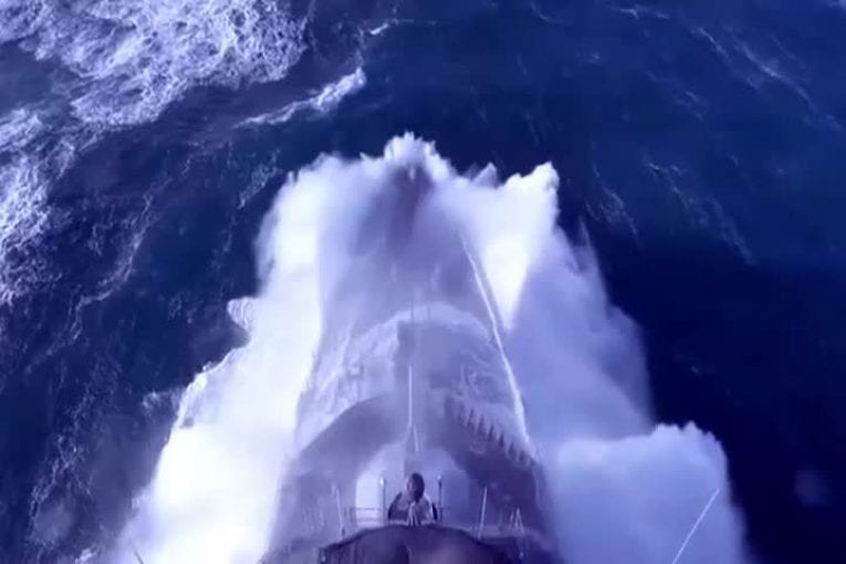 Navire de guerre dans d’énormes vagues