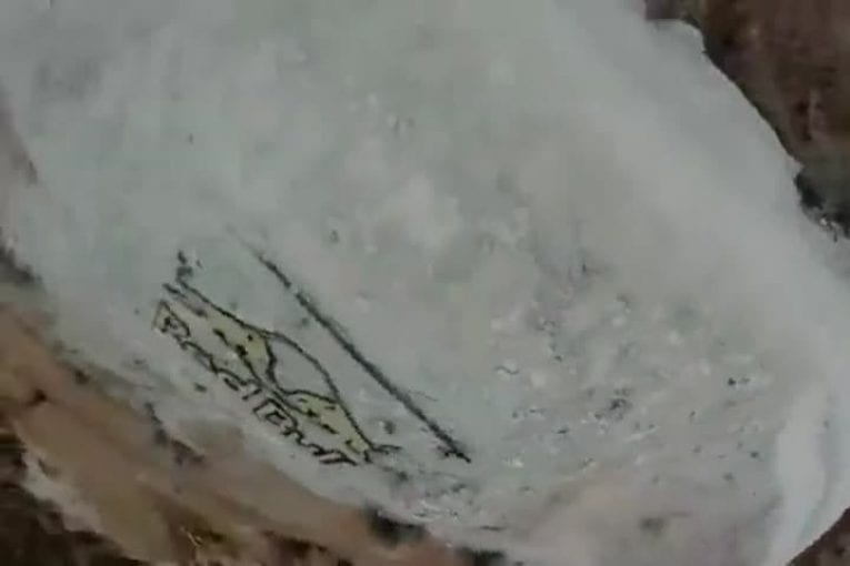 Backflip en VTT par dessus un profond trou