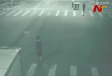 Super-héro filmé par une caméra de surveillance en Chine
