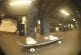 Skater saute par dessus les rails du métro