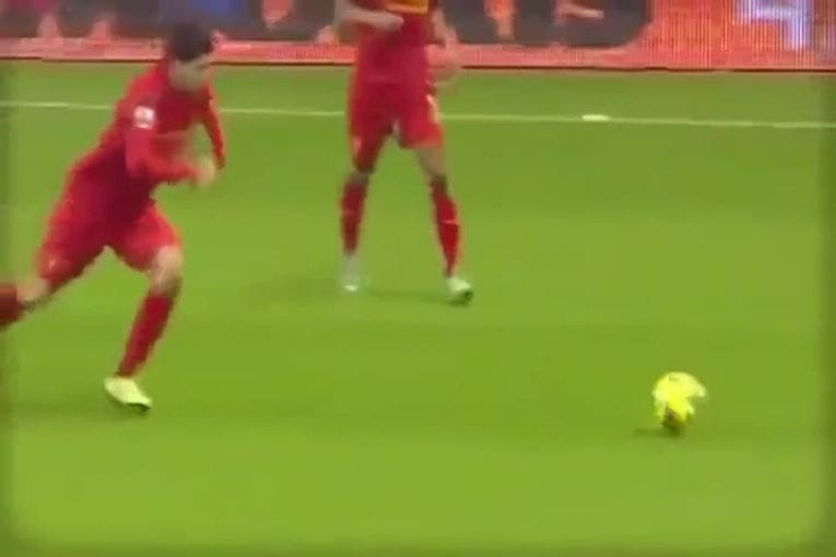 Luis Suarez ne fait pas que mordre