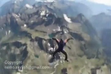 Terrible impact lors de l’atterrissage de parachutiste au sommet d’une montagne