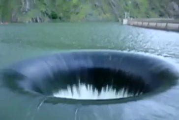 Immense trou d'eau dans un barrage