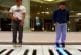 Musiciens sur piano géant
