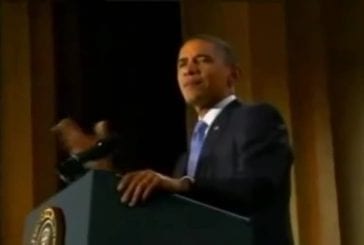 Obama perd son insigne présidentiel durant un discours