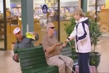 Un aveugle s’assied sur un banc avec de la peinture fraiche