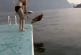 Corgi a peur de sauter dans l'eau