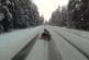 Bouée attachée à une voiture circulant à toute vitesse sur la neige