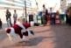Père Noël danse dans un centre commercial