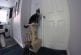 Chat aide un chien à s'échapper de la cuisine