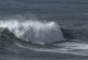 Surfer sur des énormes vagues