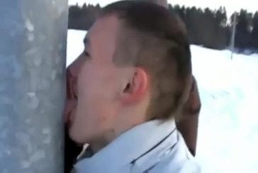 Idiots obtenir langue collée sur le métal gelé!