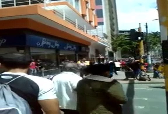 Jonglerie machette dans les rues de Bogota