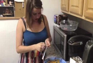 Femme ivre prépare du fromage grillé