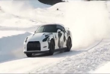 Descendre une piste de ski en Nissan GTR