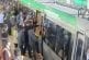 La foule sauve un homme pris au piège dans un train d’Australie
