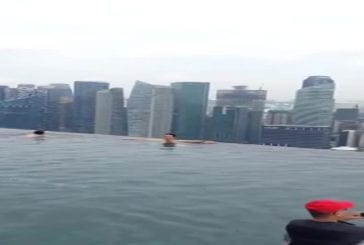 Vue de la célèbre piscine sur le toit de Singapour