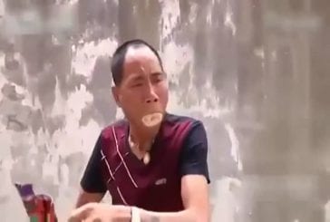 Homme chinois crache de la fumée et du feu de sa bouche