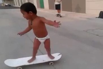 Enfant de deux ans sur une planche à roulettes