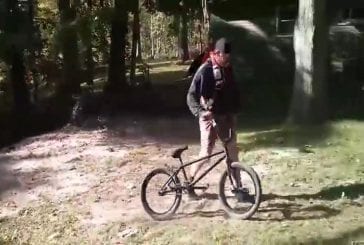 BMX stunds l’aide d’un swing de vélo