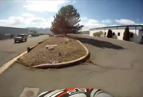 Mec tente d’écraser un motard et se fait prendre sur GoPro