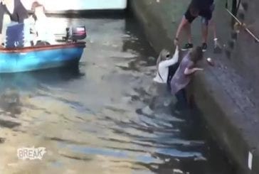 Touristes tombent dans le canal