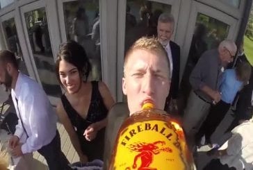 GoPro attachée à une bouteille de whisky durant un mariage